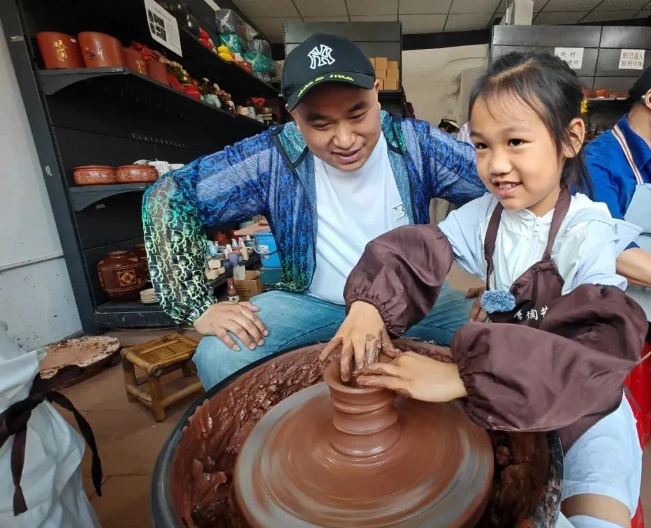 荣昌陶制作体验。荣昌区文化旅游委供图